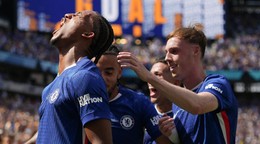 Joao Pedro (vľavo) sa so spoluhráčmi teší po strelenom góle v zápase Chelsea FC - Paríž St. Germain vo finále MS klubov FIFA 2025.