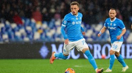 Slovenský hráč Neapolu Stanislav Lobotka (vpravo) a jeho spoluhráč Noa Lang