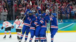 Americké hokejistky sa tešia z triumfu nad Kanadou.