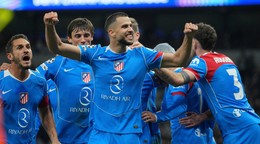 David Hancko oslavuje so spoluhráčmi. 