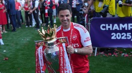 Tréner Arsenalu Mikel Arteta pózuje s trofejou po tom, ako jeho zverenci získali titul Premier League.
