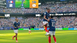 Kylian Mbappe a Michael Olise.
