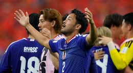 Futbalisti Japonska oslavujú gól. 