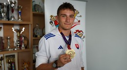 Slovenský atlét Sebastian Karp pózuje po návrate z Majstrovstiev Európy do 18 rokov v talianskom Rieti.