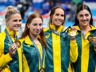 Austrálske plavkyne Mollie O'Callaghanová, Shayna Jacková, Emma Mckeonová a Meg Harrisová pózujú so zlatou medailou po triumfe v štafete na OH 2024 v Paríži.