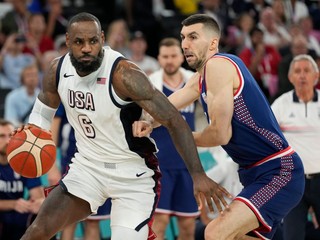 LeBron James a Ognjen Dobrič v zápase USA - Srbsko v semifinále olympijského turnaja na OH 2024 v Paríži.