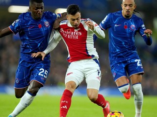 Martinelli v súboji o loptu s Caicedom.