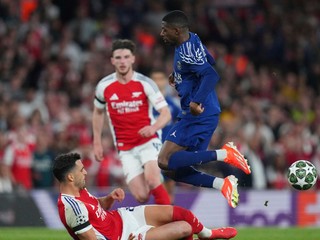 Fotka z úvodného zápasu semifinále Ligy majstrov: Arsenal - Paríž St. Germain.