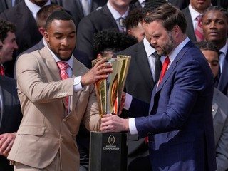 Viceprezident USA rozbil trofej víťazného tímu univerzitnej ligy amerického futbalu