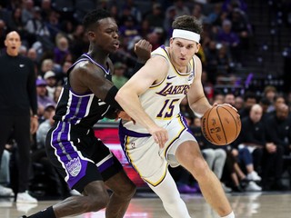 Basketbalista Los Angeles Lakers Austin Reaves (vpravo) a hráč Sacramenta Kings Dennis Schröder bojujú o loptu