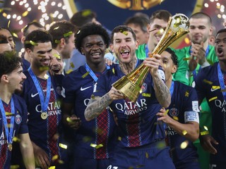Hráč PSG Lucas Hernandez drží trofej po víťazstve vo finále Interkontinentálneho pohára FIFA