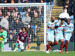 Momentka zo zápasu Burnley - Brentford.