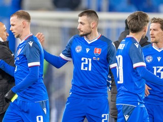 Tréner slovenskej reprezentácie Francesco Calzona ďakuje svojim hráčom po prípravnom zápase medzi Slovenskom a Rumunskom.