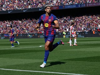 Hráč Barcelony Ronald Araujo sa raduje z gólu