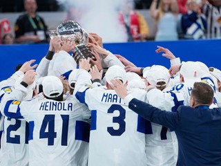 Fínsko oslavuje zisk zlatej medaily na MS v hokeji 2026. 