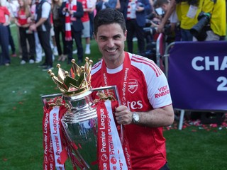 Tréner Arsenalu Mikel Arteta pózuje s trofejou po tom, ako jeho zverenci získali titul Premier League.