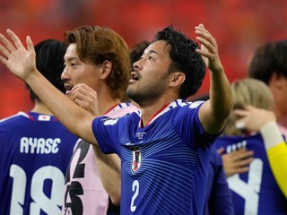 Futbalisti Japonska oslavujú gól. 
