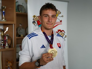 Slovenský atlét Sebastian Karp pózuje po návrate z Majstrovstiev Európy do 18 rokov v talianskom Rieti.