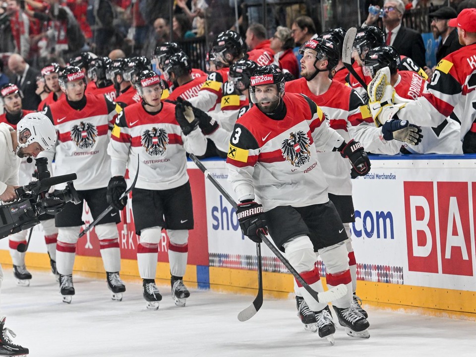 Hokejisti Rakúska sa tešia z gólu v zápase s Kanadou na MS v hokeji 2024.