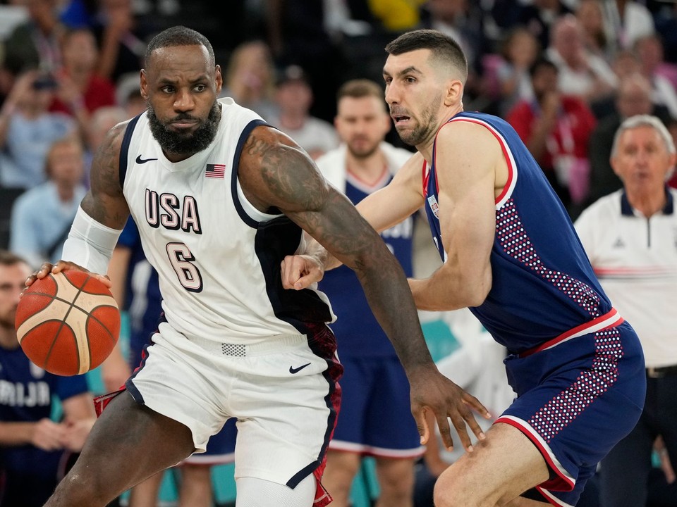 LeBron James a Ognjen Dobrič v zápase USA - Srbsko v semifinále olympijského turnaja na OH 2024 v Paríži.