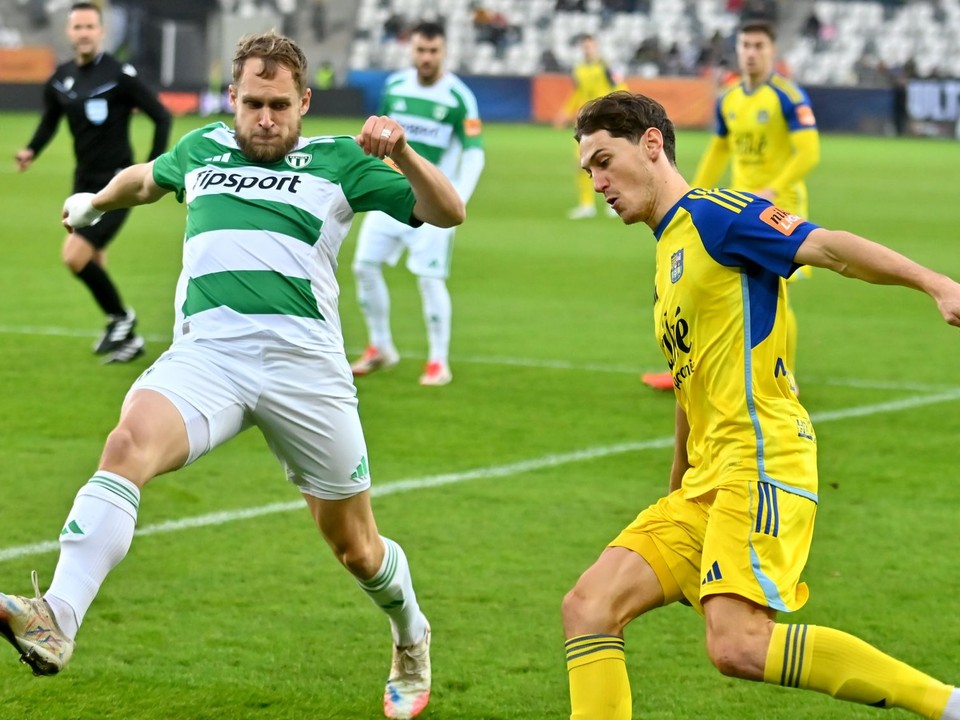 Zľava Lukáš Fabiš (Skalica) a Matej Madleňák (Košice) bojujú o loptu v zápase 19. kola futbalovej Niké ligy FC Košice - MFK Skalica