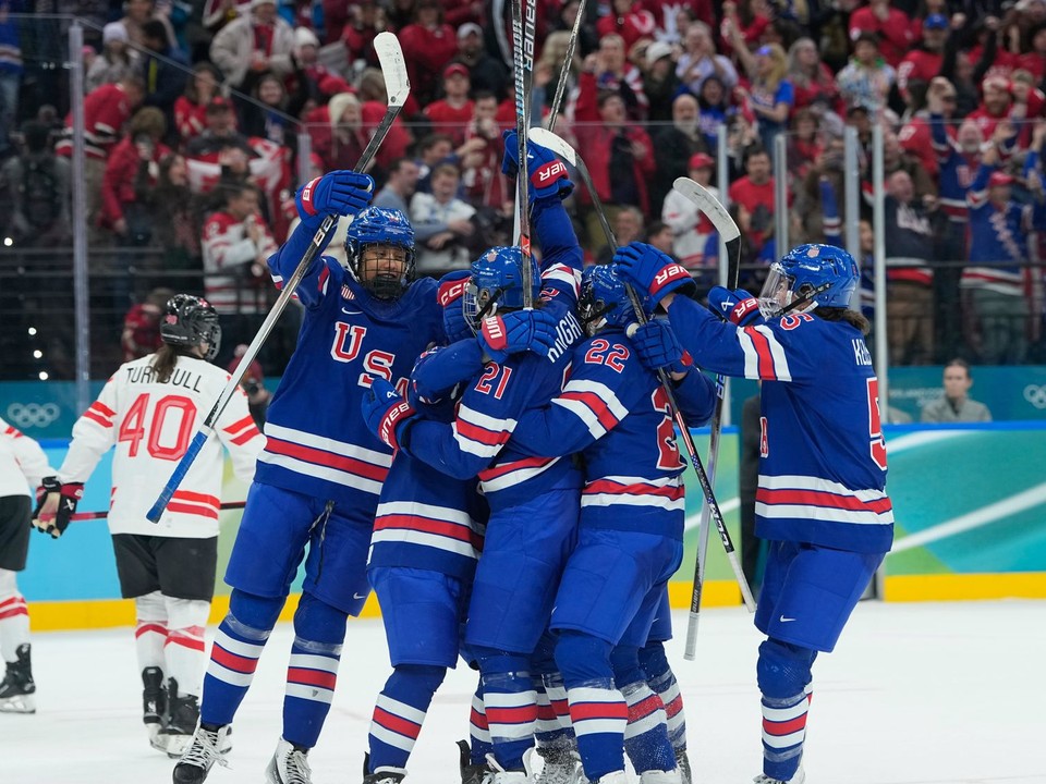 Americké hokejistky sa tešia z triumfu nad Kanadou.