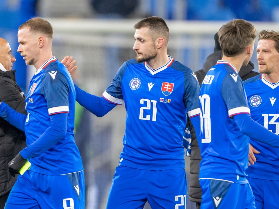Tréner slovenskej reprezentácie Francesco Calzona ďakuje svojim hráčom po prípravnom zápase medzi Slovenskom a Rumunskom.