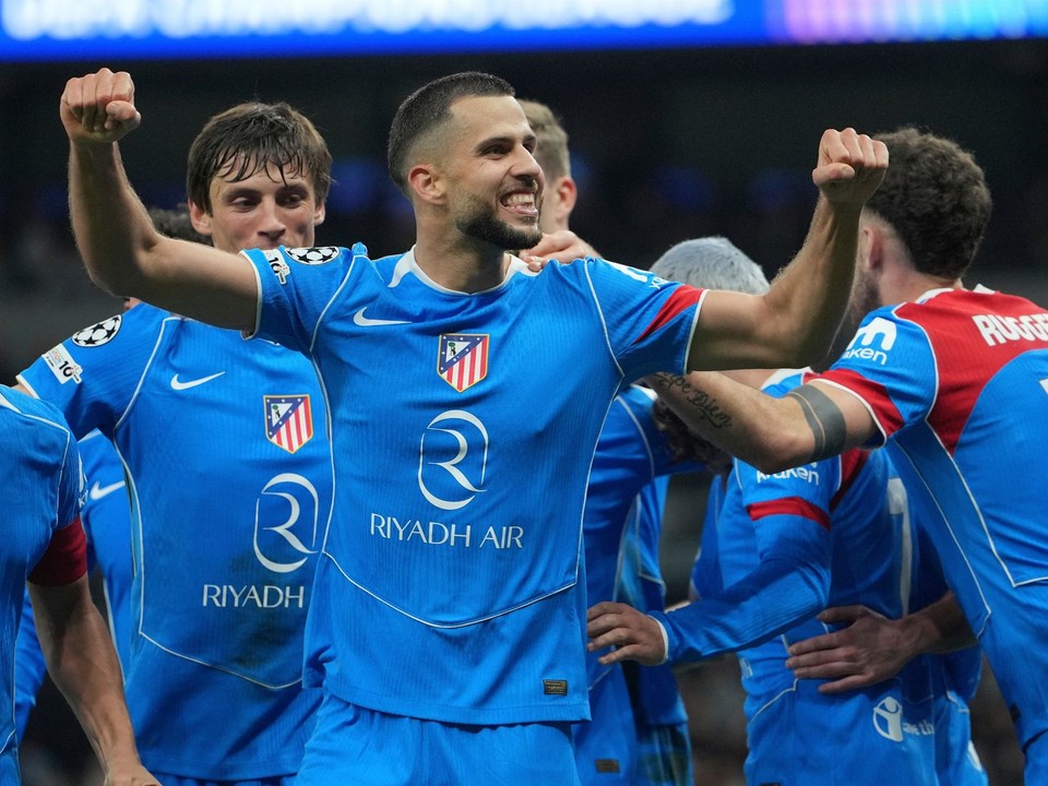 David Hancko oslavuje so spoluhráčmi. 