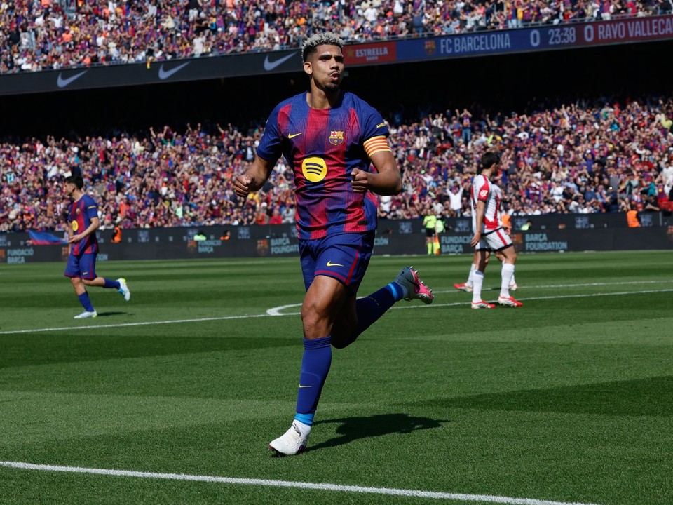 Hráč Barcelony Ronald Araujo sa raduje z gólu