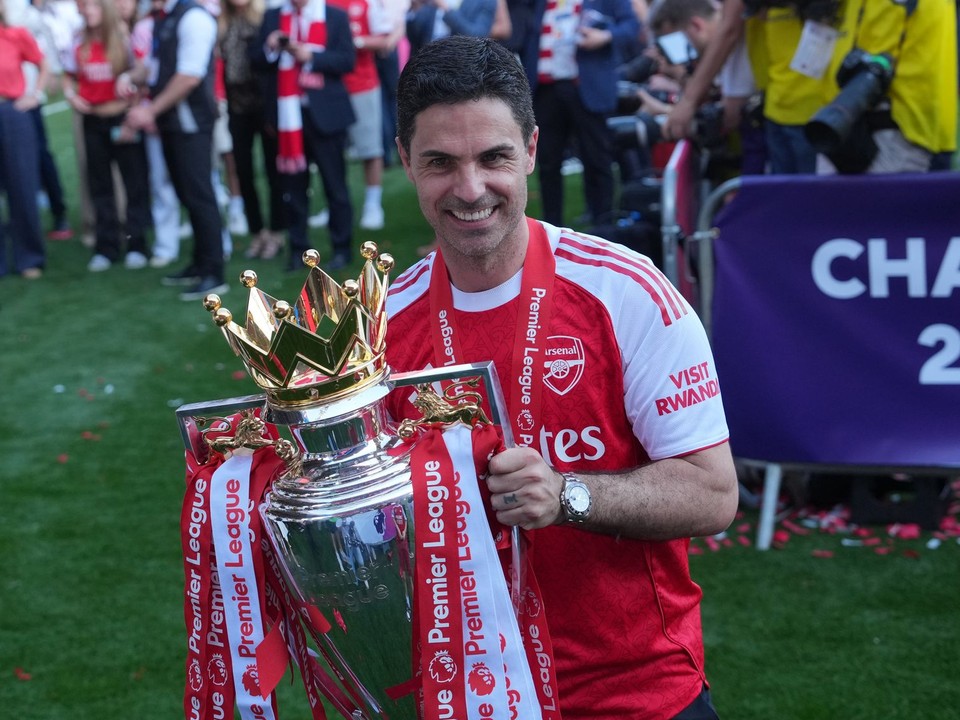 Tréner Arsenalu Mikel Arteta pózuje s trofejou po tom, ako jeho zverenci získali titul Premier League.