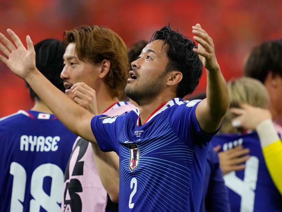 Futbalisti Japonska oslavujú gól.
