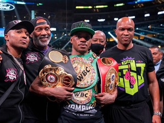 Errol Spence získal titul vo velterovej váhe organizácie WBA.