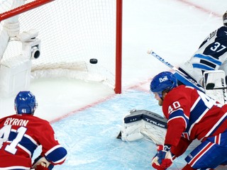 Joel Armia strieľa gól za Montreal Canadiens.