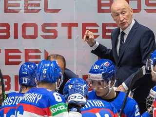 Hráči Slovenska a tréner Craig Ramsay na MS v hokeji 2022. 