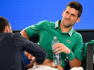 Srbský tenista Novak Djokovič sa musel nechať ošetriť.