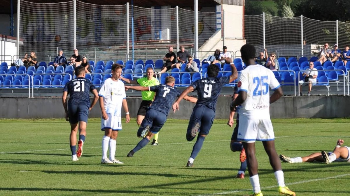 Futbalisti Bytče oslavujú gól.