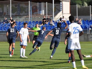 Futbalisti Bytče oslavujú gól.
