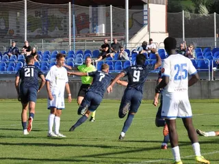 Futbalisti Bytče oslavujú gól.