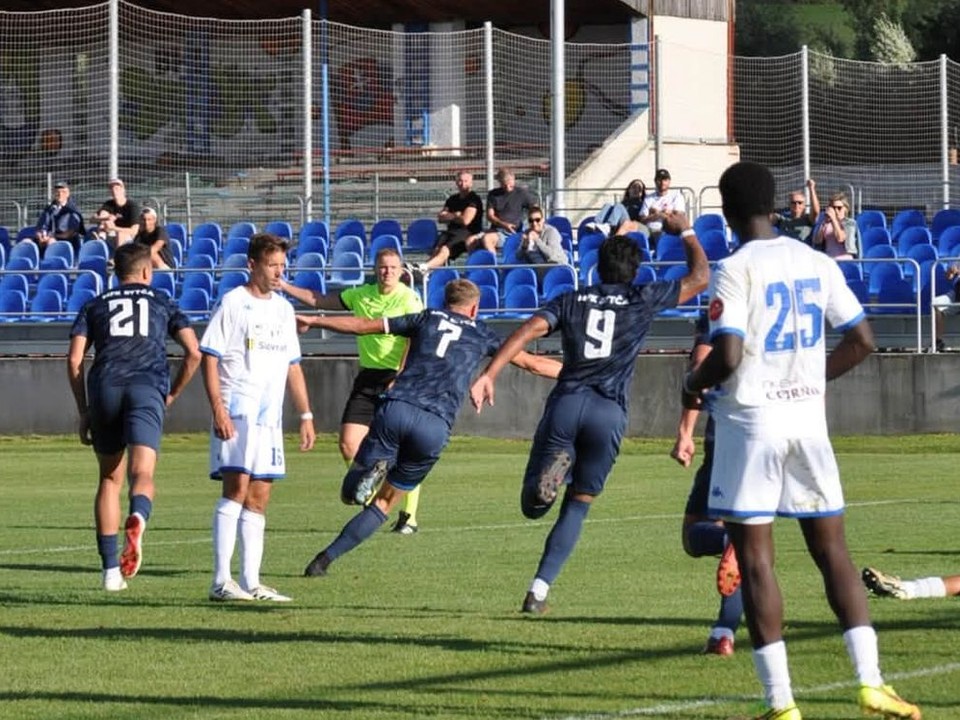 Futbalisti Bytče oslavujú gól.