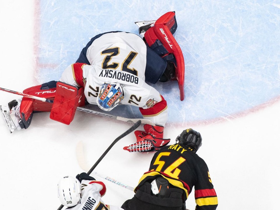 Sergej Bobrovsij inkasuje gól.