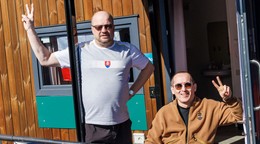 vpravo reprezentant v curlingu na vozíku Radoslav Ďuriš a vedúci tímu Milan Bubeník