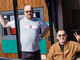 vpravo reprezentant v curlingu na vozíku Radoslav Ďuriš a vedúci tímu Milan Bubeník