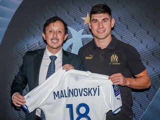 Ruslan Malinovskyj pri predstavení klubom Olympique Marseille.