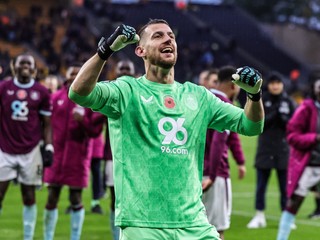 Martin Dúbravka sa teší so svojimi spoluhráčmi z tímu Burnley FC.
