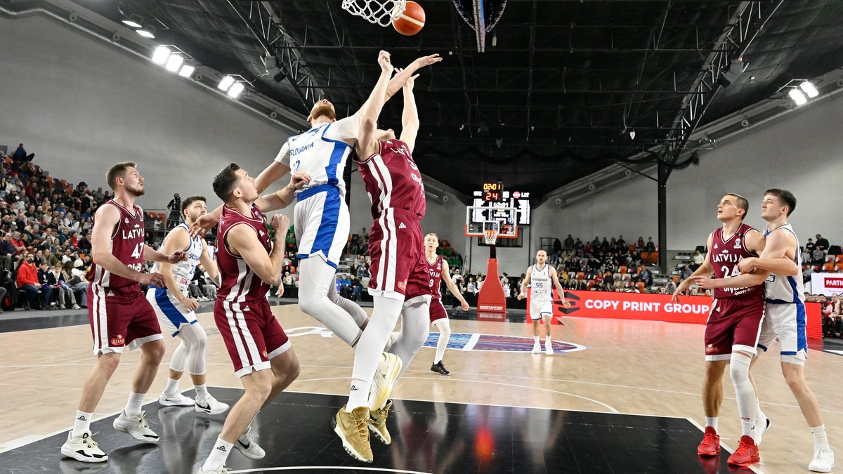 Andrejs Gražulis (Lotyšsko), Milan Szabó (Slovensko) a Karlis Šilinš (Lotyšsko) počas zápasu C-skupiny kvalifikácie ME 2025 v basketbale. 