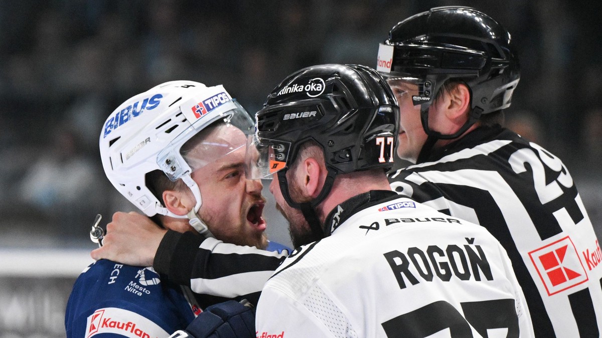 Na snímke zľava Jaedon Descheneau (Nitra) a Patrik Rogoň (Košice) v treťom zápase finále play-off Tipos extraligy.