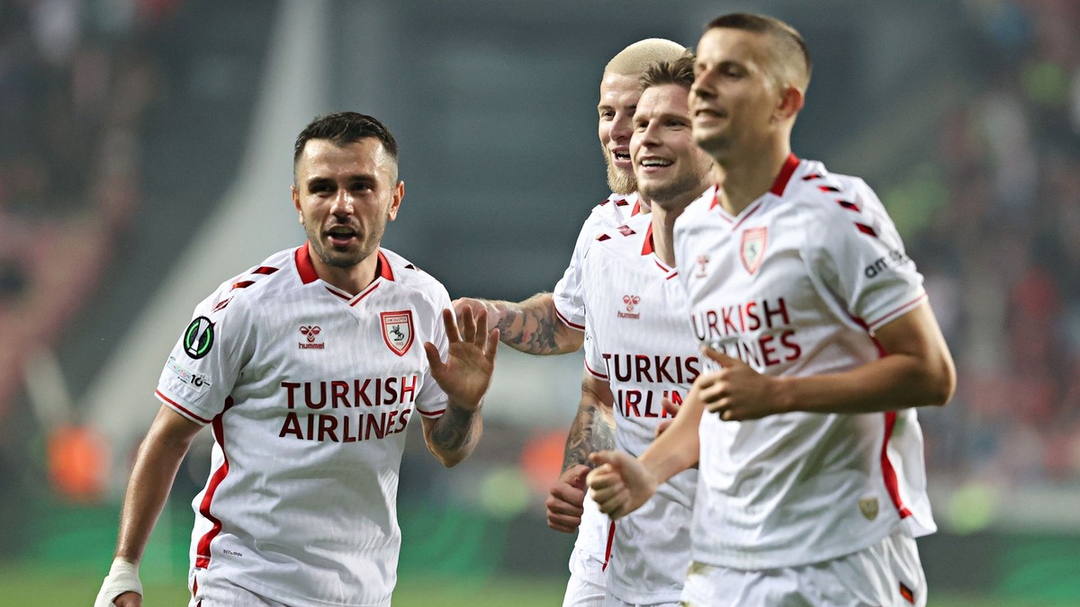 hráč Samsunsporu Emre Kilinč (vľavo) sa teší z gólu so spoluhráčmi, vpravo slovenský futbalista Ľubomír Šatka 