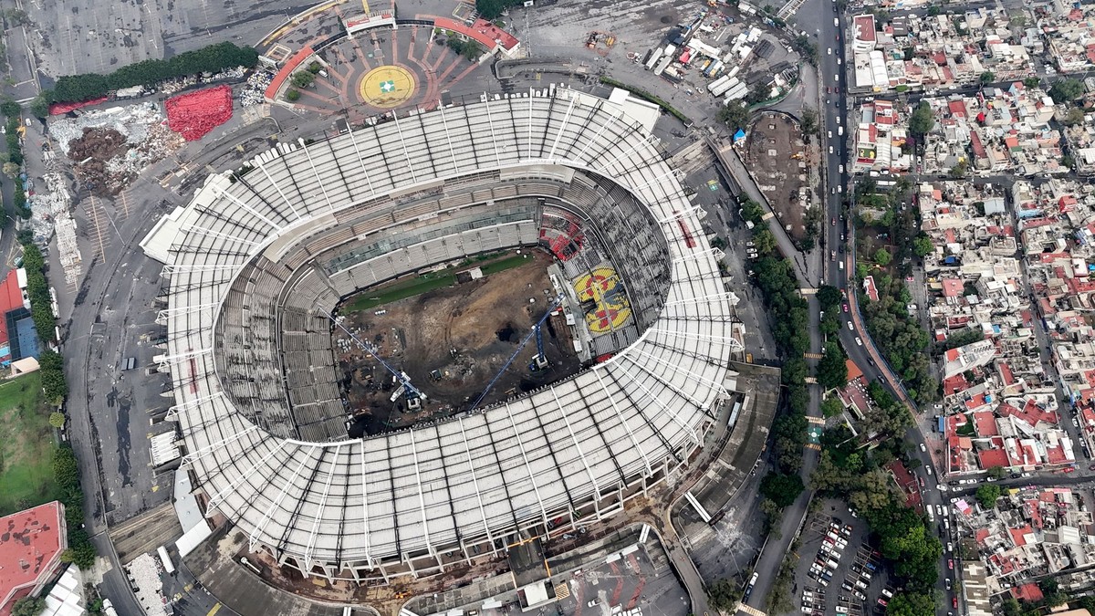 Letecký pohľad na rekonštrukčné práce na štadióne Estadio Azteca alebo Estadio Banorte.