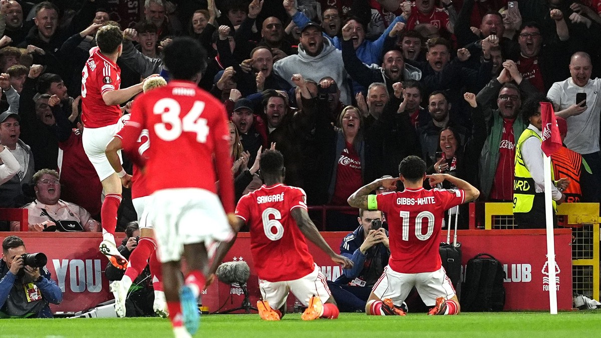 Morgan Gibbs-White so spoluhráčmi Nottinghamu oslavuje gól.