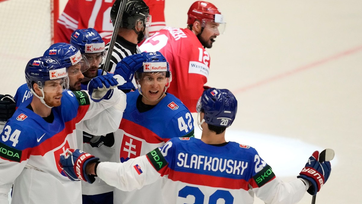 Peter Cehlárik sa so spoluhráčmi teší po strelenom góle v zápase Slovensko - Poľsko v skupine B na MS v hokeji 2024.